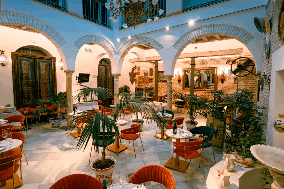Patio de Doña Rosario de Mesón Don Raimundo en Sevilla.